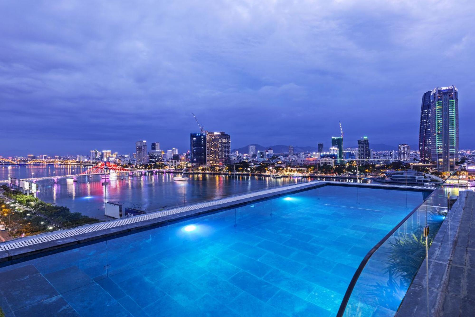 Ibiza Riverfront Da Nang Hotel Powered By Aston Exteriör bild