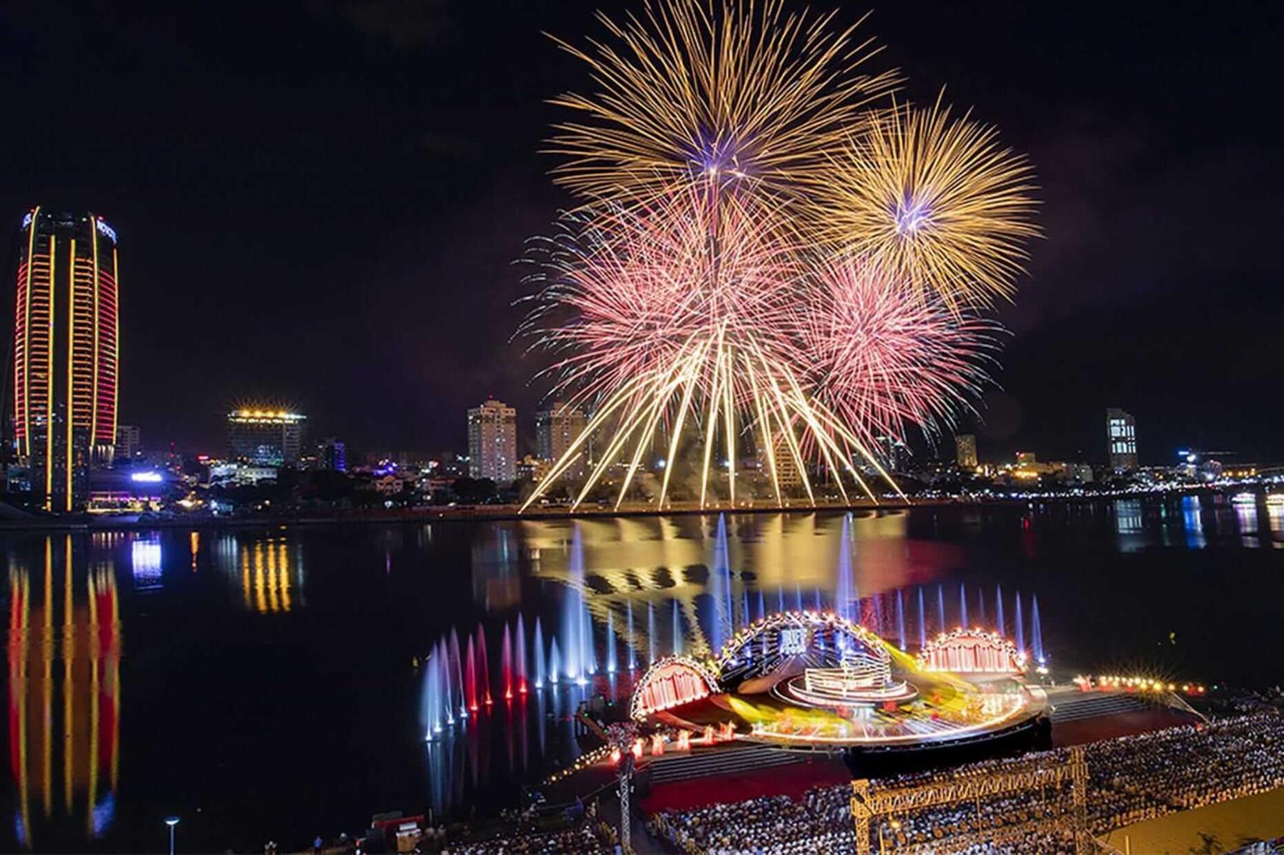 Ibiza Riverfront Da Nang Hotel Powered By Aston Exteriör bild