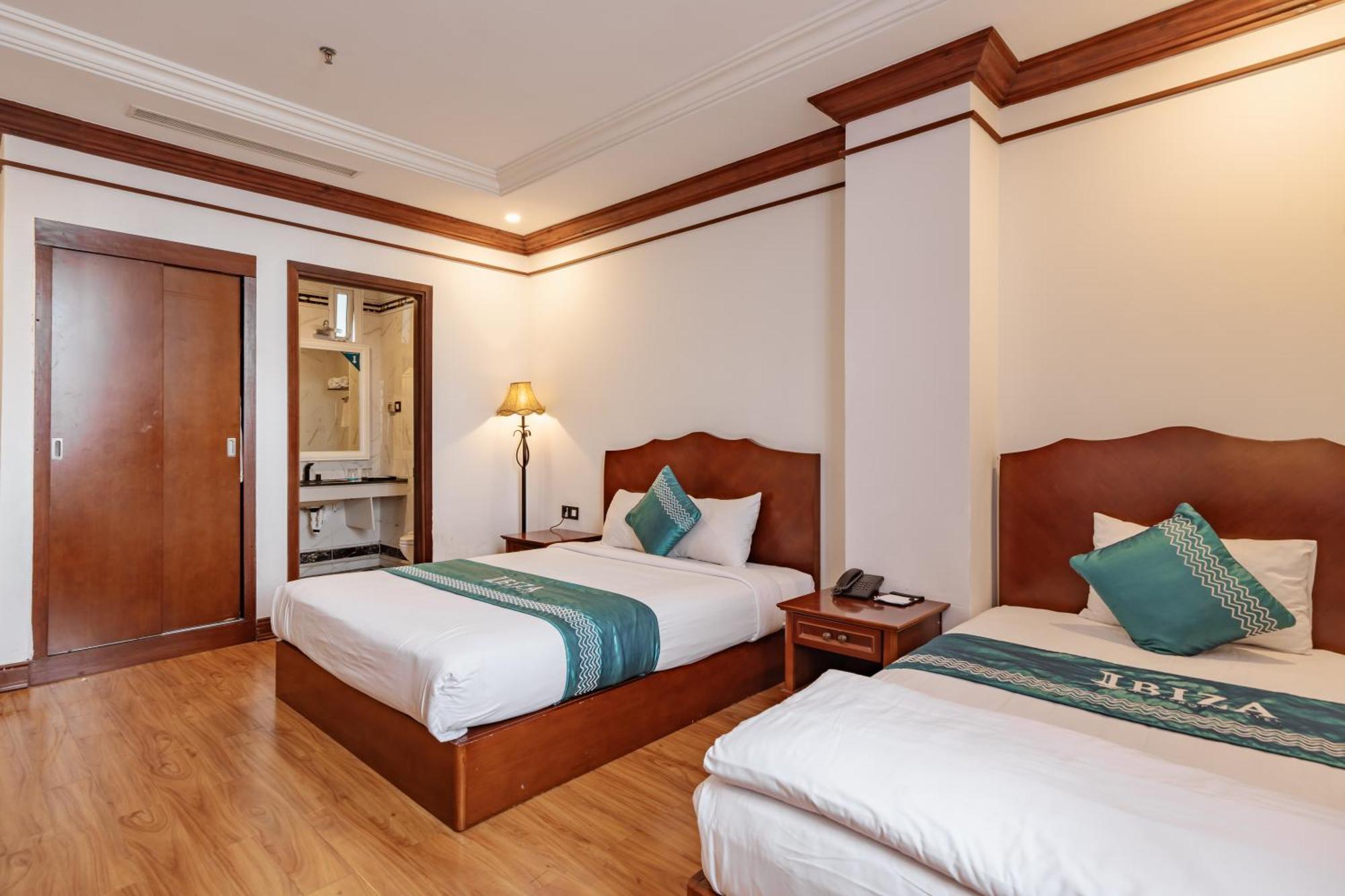 Ibiza Riverfront Da Nang Hotel Powered By Aston Exteriör bild